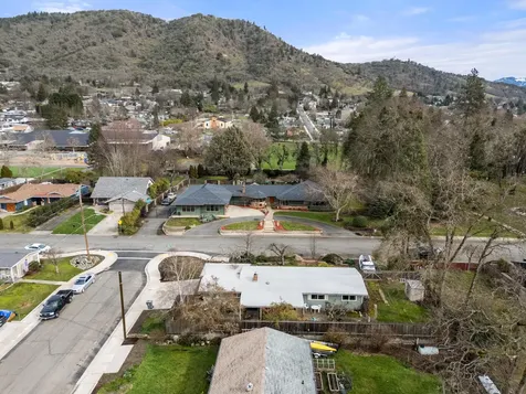 1117 NE Memorial Drive Grants Pass OR 97526