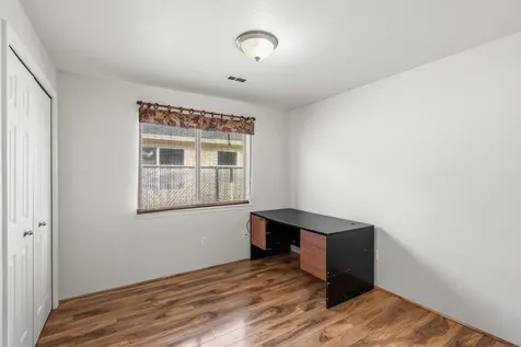 8212 Kestrel Way White City OR 97503