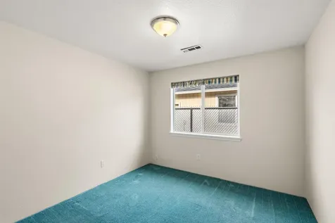 8212 Kestrel Way White City OR 97503