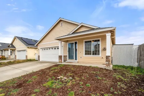 8212 Kestrel Way White City OR 97503