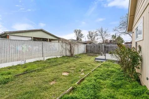 8212 Kestrel Way White City OR 97503