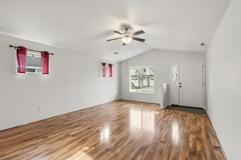 8212 Kestrel Way White City OR 97503