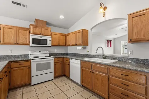 8212 Kestrel Way White City OR 97503