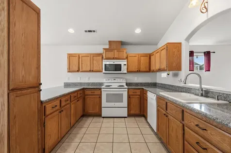 8212 Kestrel Way White City OR 97503