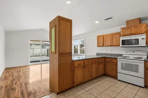 8212 Kestrel Way White City OR 97503