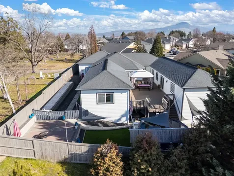 875 N Mountain Avenue Central Point OR 97502