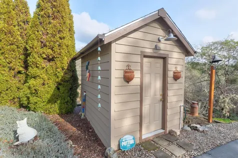 521 Seclusion Loop Grants Pass OR 97526