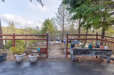 521 Seclusion Loop Grants Pass OR 97526