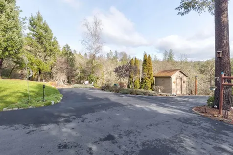 521 Seclusion Loop Grants Pass OR 97526