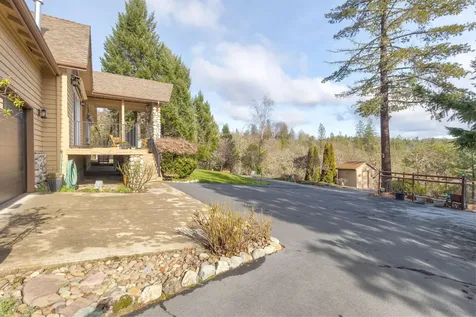 521 Seclusion Loop Grants Pass OR 97526