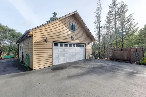 521 Seclusion Loop Grants Pass OR 97526