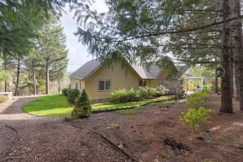 521 Seclusion Loop Grants Pass OR 97526