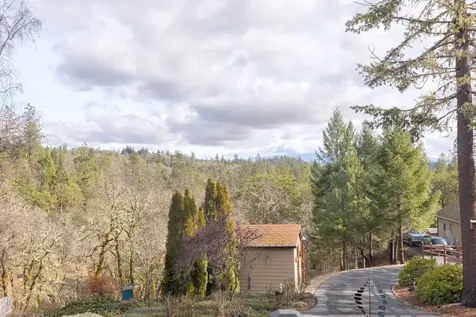 521 Seclusion Loop Grants Pass OR 97526