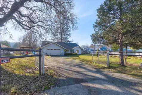 8576 E Evans Creek Road Rogue River OR 97537
