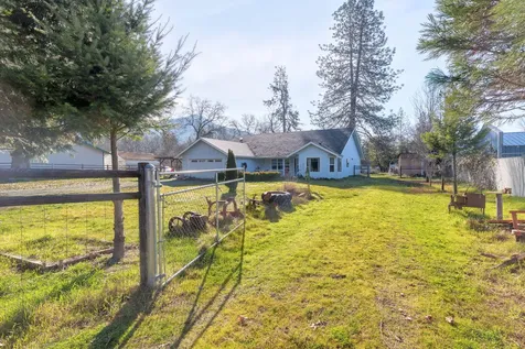 8576 E Evans Creek Road Rogue River OR 97537