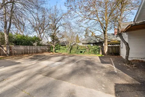 27 Crater Lake Avenue Medford OR 97504