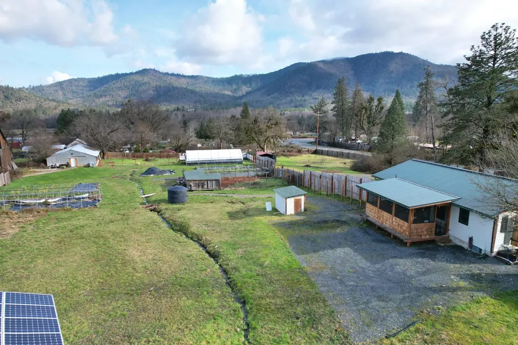 17275 Water Gap Road Williams OR 97544
