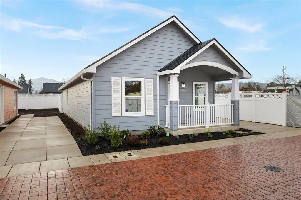 198 New Spirit Way Medford OR 97501