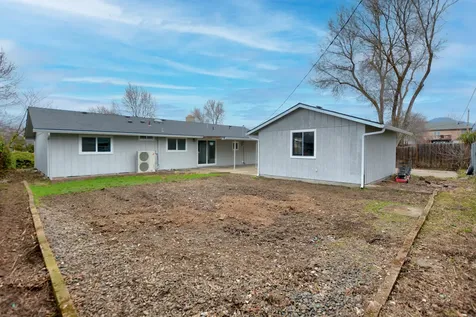 1418 Coquette Street Medford OR 97504