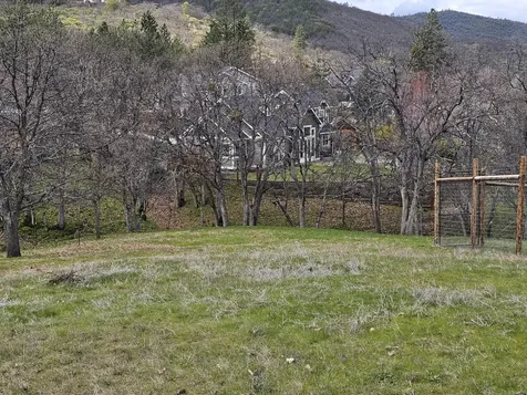 483 Strawberry Lane Ashland OR 97520
