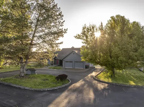 5900 Mcloughlin Drive Central Point OR 97502