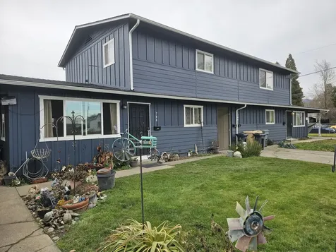 702 SE 9th Street Grants Pass OR 97526