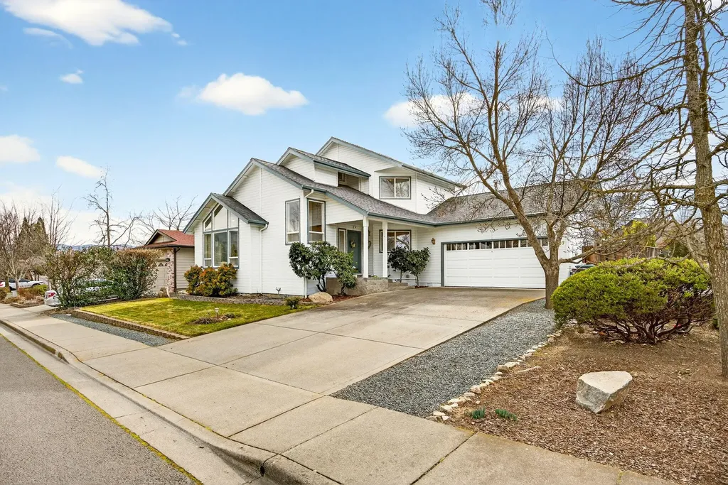 1087 Oak Knoll Drive Ashland OR 97520