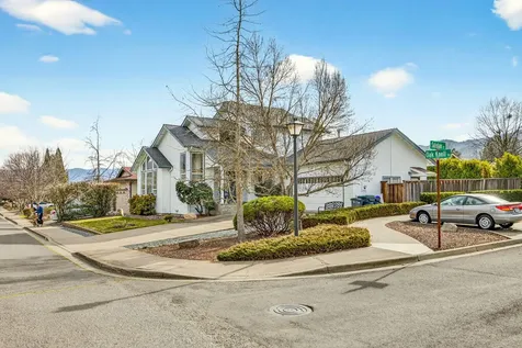 1087 Oak Knoll Drive Ashland OR 97520