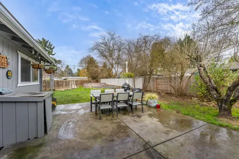 1145 SW Louise Circle Grants Pass OR 97526