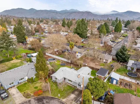 1145 SW Louise Circle Grants Pass OR 97526