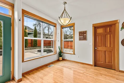 2684 Clay Creek Way Ashland OR 97520