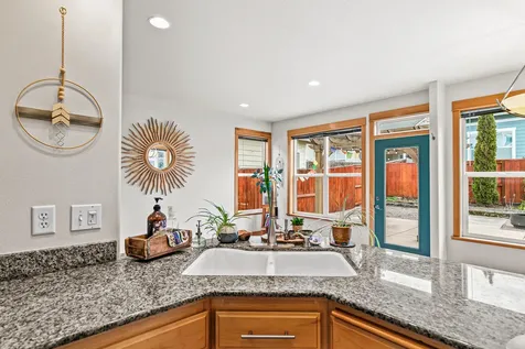 2684 Clay Creek Way Ashland OR 97520