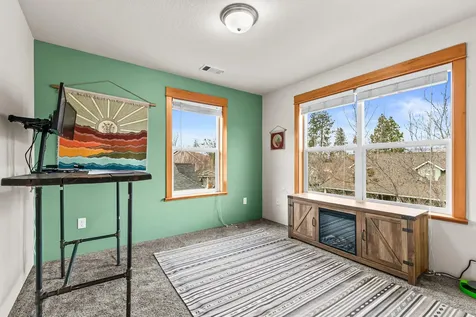 2684 Clay Creek Way Ashland OR 97520