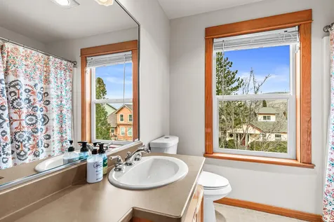 2684 Clay Creek Way Ashland OR 97520