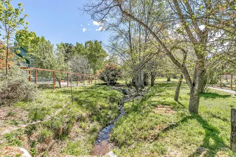 2684 Clay Creek Way Ashland OR 97520