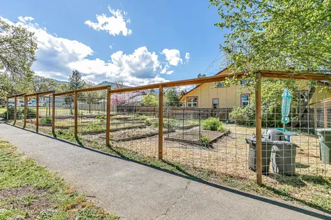 2684 Clay Creek Way Ashland OR 97520