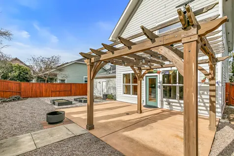 2684 Clay Creek Way Ashland OR 97520
