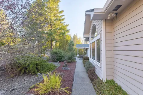353 Hixson Drive Grants Pass OR 97526
