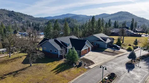 209 White Oak Way Shady Cove OR 97539