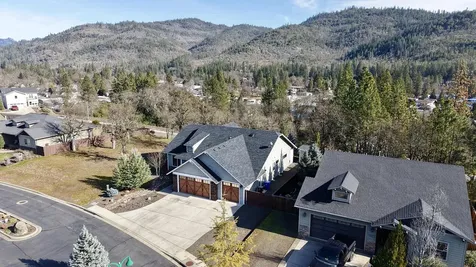 209 White Oak Way Shady Cove OR 97539