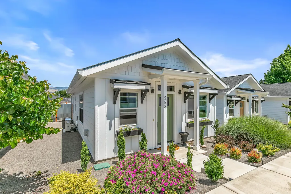 583 Coffee Lane Ashland OR 97520