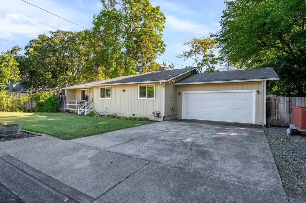 1337 NW Gilbert Way Grants Pass OR 97526