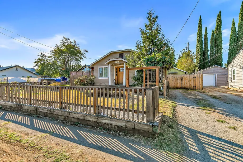 821 W 2nd Street Medford OR 97501