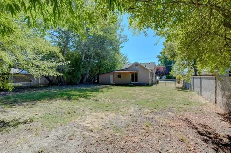 808 NE D Street Grants Pass OR 97526