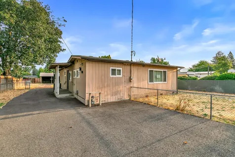1048 W Harbeck Road Grants Pass OR 97527