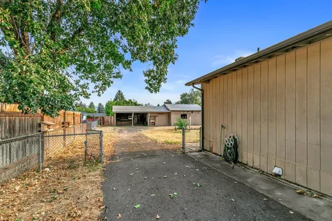 1048 W Harbeck Road Grants Pass OR 97527