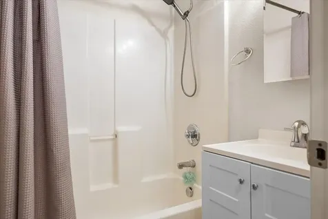 8242 Kestrel Way White City OR 97503