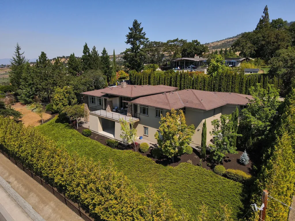 3894 Hillcrest Road Medford OR 97504