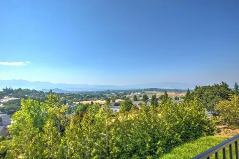 3894 Hillcrest Road Medford OR 97504