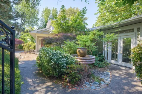 737 SE M Street Grants Pass OR 97526